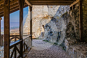 Drevený prístrešok na zrúcanine Čachtického hradu na Slovensku