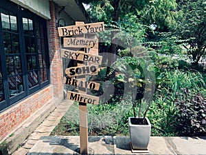 The wooden sign decoration of the Yangmingshan American Club