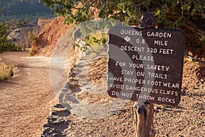 Wooden sign at Queens Garden trail in Bryce Canyon