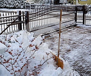 Hölzern der schnee schaufel ist ein gesteckt aus der schnee 