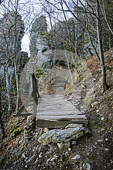 Dřevěné schody, vrch Sitno, Štiavnické hory, Slovensko, sezónní přírodní scenérie