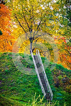 De madera escalera sobre el colina 