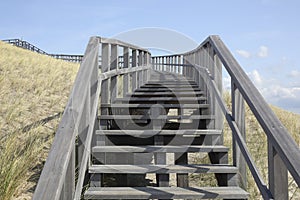 Drevený schodisko v duny, holandsko 