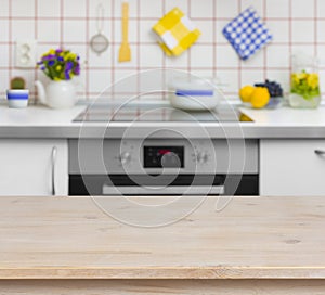 Di legno tavolo sul sfocato da la cucina panchine 