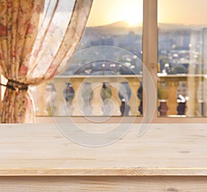 Di legno tavolo sul sfocato balcone 