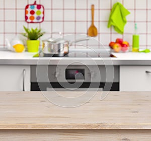 Di legno tavolo sul sfocato la cucina panchine 