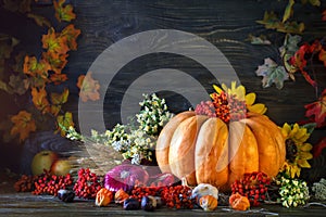 The wooden table decorated with vegetables, pumpkins and autumn leaves. Autumn background. Schastlivy von Thanksgiving