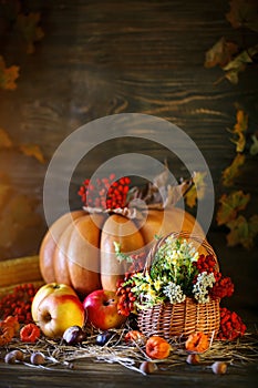 The wooden table decorated with vegetables, pumpkins and autumn leaves. Autumn background. Schastlivy von Thanksgiving