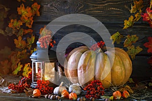 The wooden table decorated with vegetables, pumpkins and autumn leaves. Autumn background. Schastlivy von Thanksgiving