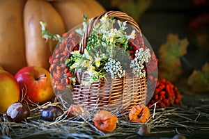 The wooden table decorated with vegetables, pumpkins and autumn leaves. Autumn background. Schastlivy von Thanksgiving