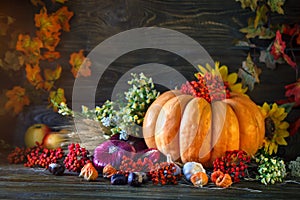 The wooden table decorated with vegetables, pumpkins and autumn leaves. Autumn background. Schastlivy von Thanksgiving