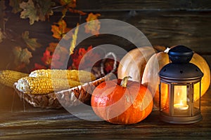 The wooden table decorated with vegetables, pumpkins and autumn leaves. Autumn background. Schastlivy von Thanksgiving