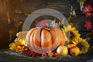 The wooden table decorated with vegetables, pumpkins and autumn leaves. Autumn background. Schastlivy von Thanksgiving