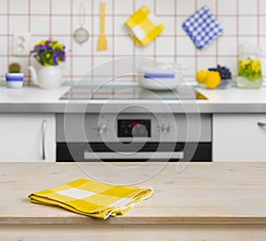 Di legno tavolo tovagliolo sul la cucina 