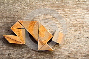 Wooden tangram puzzel in man crouch shape