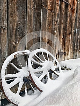 Wooden wheels of a cart in winter