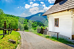 Drevená biela chata v dedine vo východnej Európe