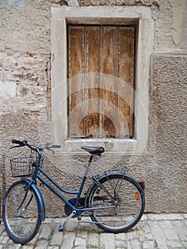 WOODEN WINDOW AND BLUE BICYCLE, ROVINJ, CROATIA