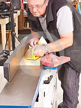 Woodworker using a jointing machine