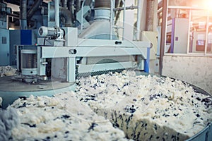 Wool spinning and mixing in textile mills