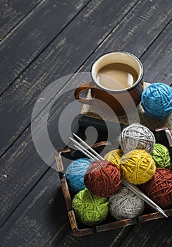 Welle Garn Stricken Nadeln uralt Tablett ein Buch tasse aus kaffee 