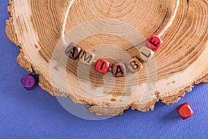 Una palabra lindo sobre el de madera cubitos 