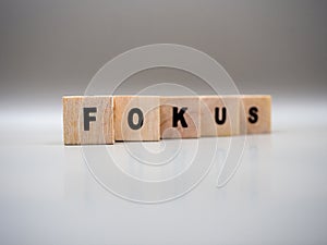 The word FOKUS written on wooden cubes