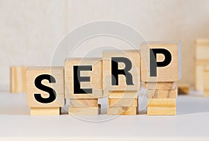 word SERP on wooden blocks