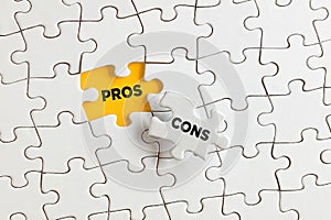 The words pros and cons on the missing puzzle pieces