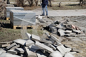 Work dismantles worn paving slabs in the city park