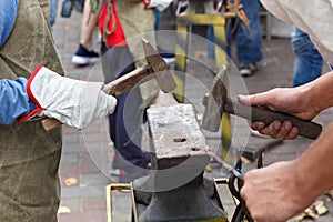 Work with hammers on the anvil.