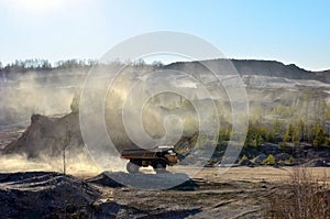 Work of heavy machinery and mining trucks for the transport of bulk mining materials and other minerals in the open pit mine