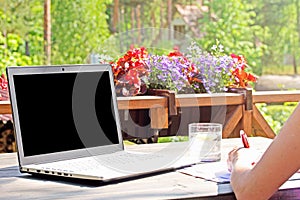   tavolo computer portatile sul terrazza 