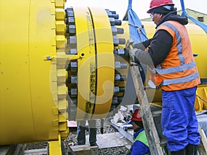 Work tighten the nuts on the flange