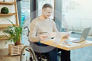 Upozornění invalidní muž pracovní v kavárna 