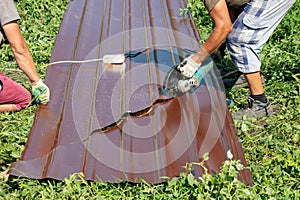 A worker cuts a metal roof for the roof