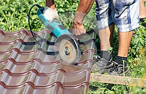 A worker cuts a metal roof for the roof