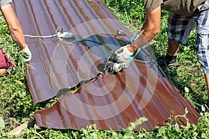 A worker cuts a metal roof for the roof