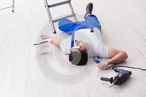 The worker after falling from height - unsafe behavior