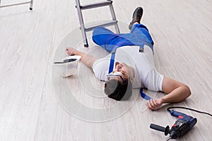 The worker after falling from height - unsafe behavior