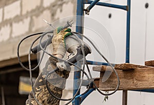 Worker insulates the walls of the house with plastic panels