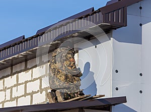 Worker insulates the walls of the house with plastic panels