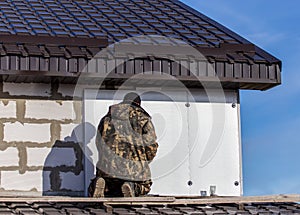 Worker insulates the walls of the house with plastic panels