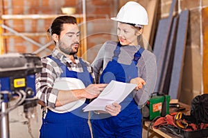 Worker man is clarifying details of work from foreman