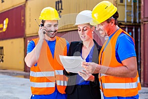 Worker and manager of shipment company discussing