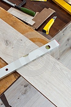 Worker marks the length of the laminate