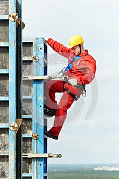 Worker mounter at construction site