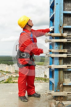 Worker mounter at construction site