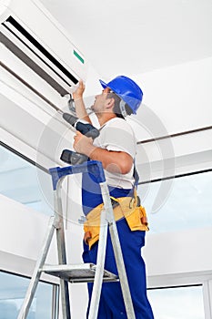 Worker mounting air conditioning unit