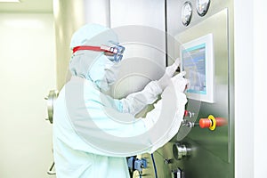Worker operating pharma fluid bed system